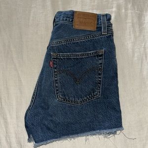 Levi denim shorts size 28